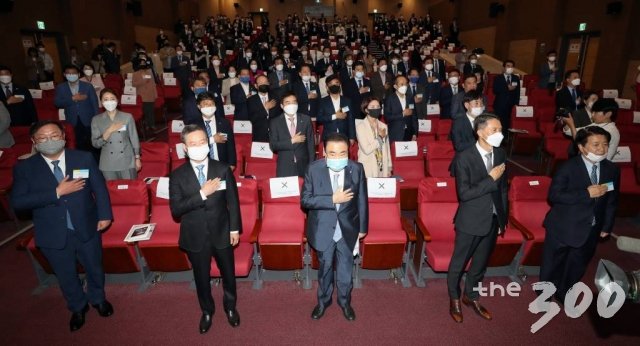 홍선근 머니투데이미디어그룹 회장과 문희상 국회의장, 김태년 더불어민주당 원내대표 등 참석자들이 21일 서울 여의도 국회 의원회관 대회의실에서 열린 머니투데이 주최 새로운 21대 국회를 위한 '대한민국4.0포럼' 선포식에서 국민의례를 하고 있다.