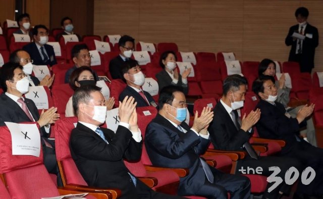 홍선근 머니투데이미디어그룹 회장, 박종면 대표, 문희상 국회의장, 김태년 더불어민주당 원내대표 등 참석자들이 21일 서울 여의도 국회 의원회관 대회의실에서 열린 머니투데이 주최 새로운 21대 국회를 위한 '대한민국4.0포럼' 선포식에 참석해 박수를 치고 있다.