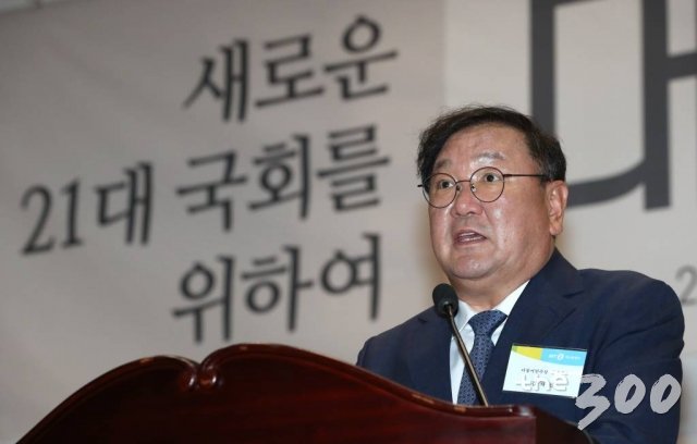 김태년 더불어민주당 원내대표가 21일 서울 여의도 국회 의원회관 대회의실에서 열린 머니투데이 주최 새로운 21대 국회를 위한 '대한민국4.0포럼' 선포식에서 축사를 하고 있다.