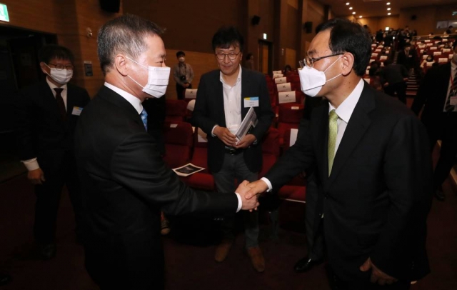 홍선근 머니투데이미디어그룹 회장과 주호영 미래통합당 원내대표가 21일 서울 여의도 국회 의원회관 대회의실에서 열린 머니투데이 주최 새로운 21대 국회를 위한 '대한민국4.0포럼' 선포식에 참석해 악수하고 있다. / 사진=이기범 기자