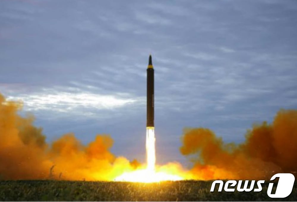 북한이 4일 오전 강원도 원산 호도반도 일대에서 여러 발의 단거리 미사일을 발사했다. 합동참모본부는 이날 "북한이 오전 9시6분경부터 9시27분경까지 원산북방 호도반도 일대에서 북동쪽 방향으로 불상 단거리 발사체 수발을 발사했다"고 밝혔다. 발사된 발사체는 동해상까지 약 70㎞에서 200㎞까지 비행했으며 미사일 발사 의도와 기종 등 추가정보에 대해서는 한미가 정밀분석 중에 있다. (뉴스1 DB) 2019.5.4/뉴스1