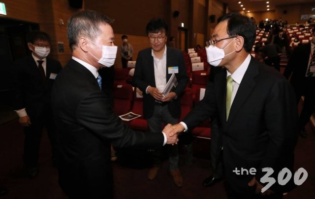 홍선근 머니투데이미디어그룹 회장과 주호영 미래통합당 원내대표가 21일 서울 여의도 국회 의원회관 대회의실에서 열린 머니투데이 주최 새로운 21대 국회를 위한 '대한민국4.0포럼' 선포식에 참석해 악수하고 있다.