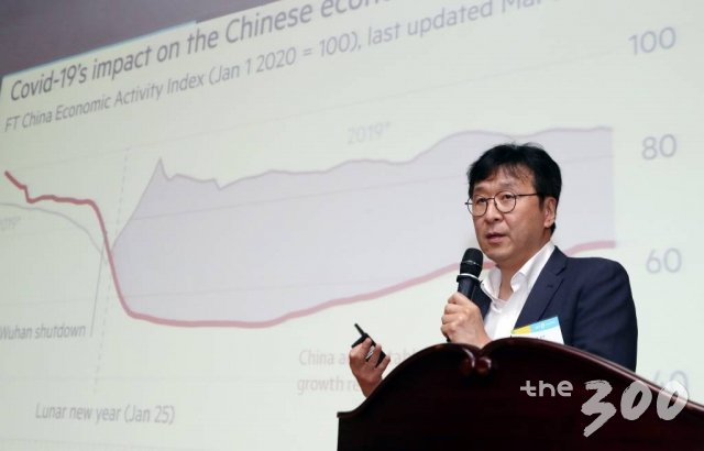 더불어민주당 김종민, 박용진 의원, 미래통합당 유의동 의원, 황보승희 당선인, 박명림 연세대 교수, 장덕진 서울대 교수(왼쪽부터)가 21일 서울 여의도 국회 의원회관 대회의실에서 열린 머니투데이 주최 새로운 21대 국회를 위한 '대한민국4.0포럼'에서 종합토론을 갖고 있다.