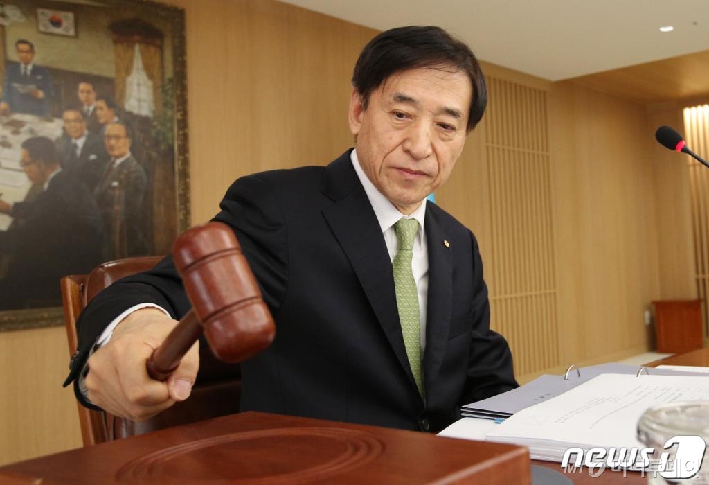 (서울=뉴스1) = 이주열 한국은행 총재가 9일 서울 중구 한국은행에서 열린 금융통화위원회에서 의사봉을 두드리고 있다. (한국은행 제공) 2020.4.9/뉴스1