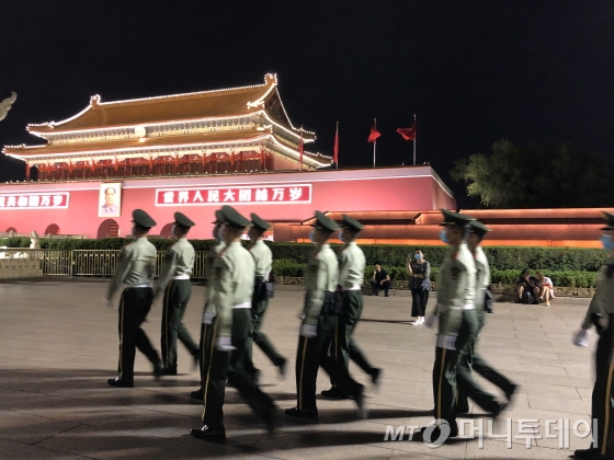 22일 중국 최대 정치행사 양회의 하이라이트인 전인대 개막식이 열린날 톈안먼 앞 풍경/사진=김명룡