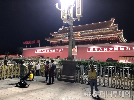22일 중국 최대 정치행사 양회의 하이라이트인 전인대 개막식이 열린날 톈안먼앞에서 시민들이 사진을 찍고 있다./사진=김명룡
