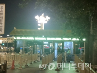 22일 중국 최대 정치행사 양회의 하이라이트인 전인대 개막식이 열린날 톈안먼 앞 검문소./사진=김명룡