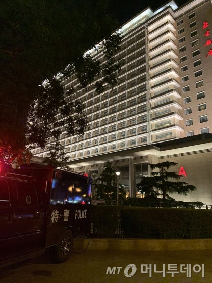 22일 중국 최대 정치행사 양회에 참석한 인민대표들이 숙소로 사용하고 있는 북경반점 호텔. /사진=김명룡