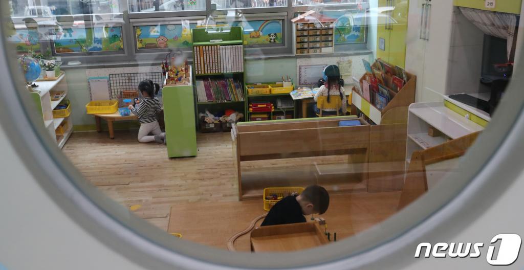 (이천=뉴스1) 조태형 기자 = 정세균 국무총리가 3일 오전 경기도 이천시 창전동 이천서희청소년문화센터에 마련된 한익스프레스 물류창고 화재 합동분향소를 찾아 김현미 국토교통부 장관, 이재갑 고용노동부 장관과 헌화를 마치고 유가족을 만나기 위해 이동하고 있다. 2020.5.3/뉴스1