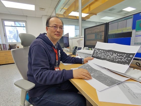 이기욱 KBSI 박사가 유리원형판에 놓여진 시료가 정렬된 모습을 보여주고 있다/사진=류준영 기자