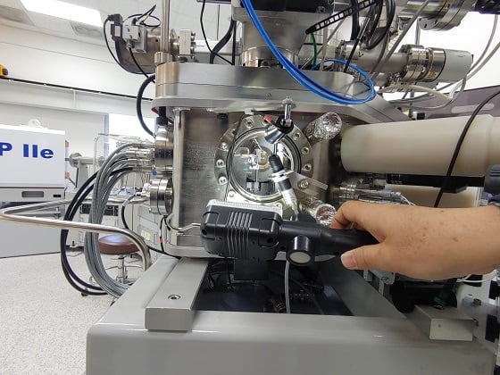 고분해능 이차이온질량분석기(모델명: HR-SIMS) 내부의 모습/사진=류준영 기자