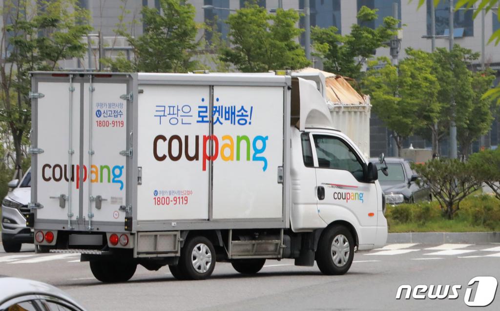 지난 25일 오후 부천 쿠팡 물류센터에서 택배 차량이 빠져나오는 모습.2020.5.26/뉴스1