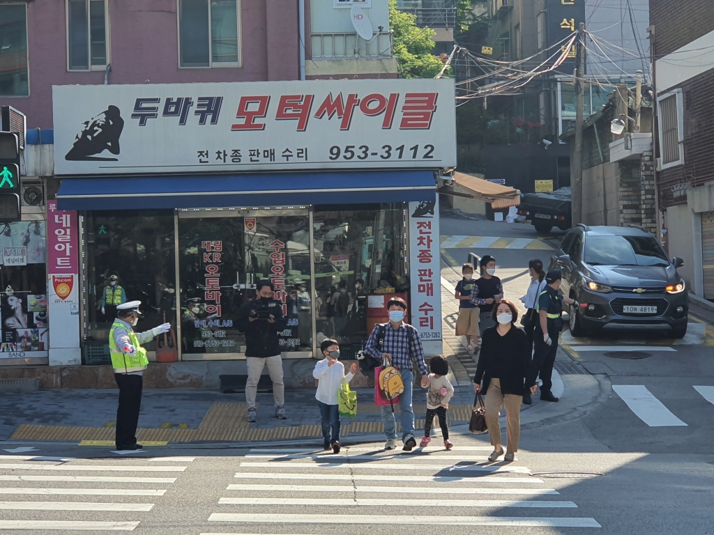 서울 성북구 정덕초등학교 앞 경찰의 교통안전활동 모습 /사진=정경훈 기자