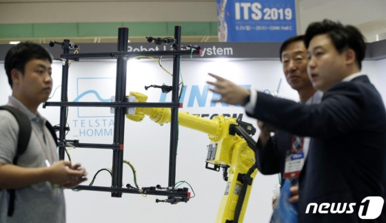 (서울=뉴스1) 안은나 기자 = 26일 서울 강남구 코엑스에서 열린 제20회 중소기업기술혁신대전 ITS 2019에서 텔스타-홈멜 직원들이 스마트팩토리 플랫폼인 링크 파이브(LINK5)에 대해 설명하고 있다. 이번 전시는 중소기업에 특화된 국내 최대 기술혁신 전시회로 중소기업이 개발한 우수기술과 제품을 전시하고 홍보, 기술혁신 성과를 확산하기 위해 열렸다. 2019.8.26/뉴스1