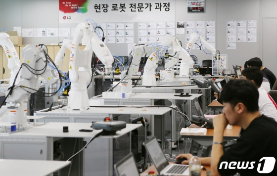 (서울=뉴스1) 신웅수 기자 = 26일 경기도 평택시 LG전자 러닝센터에서 LG전자 협력사 직원들이 로봇 자동화 교육을 받고 있다.LG전자가 협력사의 신종 코로나바이러스 감염증(코로나19) 극복을 돕기 위해 제조 경쟁력과 생산성을 높이기 위한 스마트 팩토리 구축을 지원한다.올해는 코로나19로 인해 어려움을 겪는 2차 협력사까지 지원 대상을 확대할 계획이다.LG전자는 스마트 팩토리를 구축하는 협력사 직원을 대상으로 로봇 자동화 교육과정을 신설해 로봇의 조작과 운영, 생산라인 적용사례 학습 등 맞춤형 실습교육을 제공해오고 있다.(LG전자 제공) 2020.4.26/뉴스1