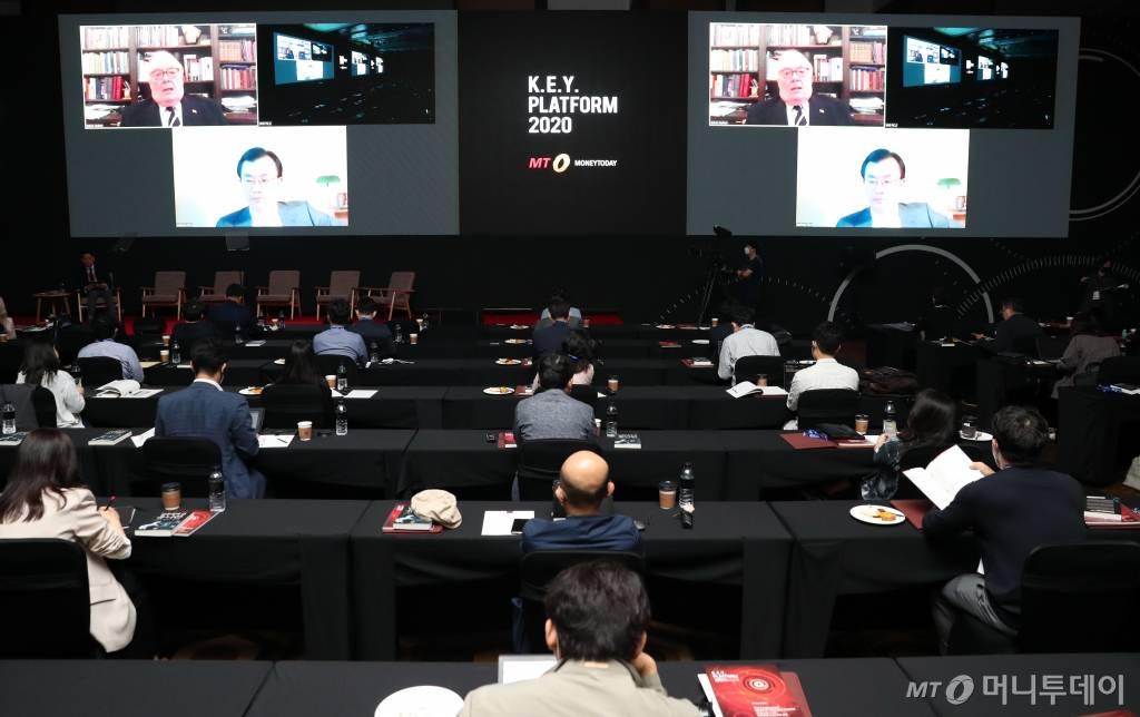 28일 오전 여의도 콘래드 서울에서 열린 머니투데이 주최 '2020 키플랫폼' 총회(팬더모니엄 그 이후 : 써로게이트 이코노미의 출현)에서 에드윈 퓰러 헤리티지재단 설립자와 앤서니 킴 헤리티지재단 리서치 매니저&편집자의 화상대담이 진행되고 있다. / 사진=이기범 기자 leekb@