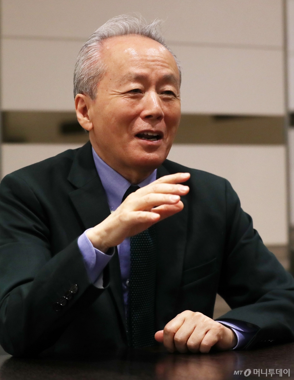 지휘자 금난새는 부드러운 말투와 매너와 달리, 행동으로는 돈키호테적으로 도전과 파격을 일삼는다. 엘리트 코스를 밟아온 그는 클래식 스타라는 겉치레를 버리고 로비든 들판이든 장소를 구애받지 않고 공연하거나 일선 청소년 교육 현장에 적극적으로 뛰어들거나 교장 연봉 4년치를 학교에 기증하는 식으로 대중과 소통해왔다. /사진=김휘선 기자