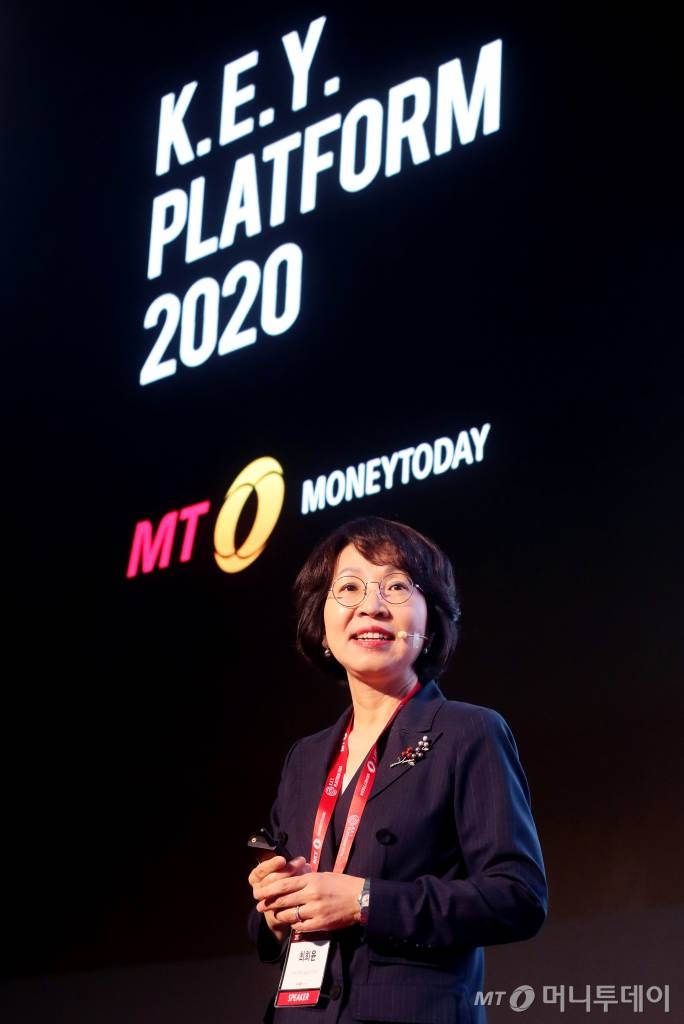 최희윤 한국과학기술정보연구원장이 28일 오후 여의도 콘래드 서울에서 열린 머니투데이 주최 '2020 키플랫폼' 분과회의(국가과학기술 체계 패러다임 시프트와 오픈 사이언스)에서 발표하고 있다. / 사진=홍봉진 기자 honggga@