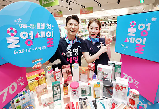 올리브영의 올해 첫 '올영세일'을 맞아 직원들이 유니폼을 입고 다양한 특가 상품을 소개하고 있다./사진제공=CJ올리브영
