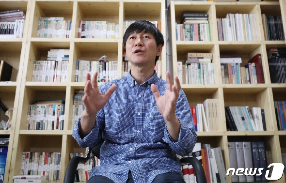 안경호 4·9통일평화재단 사무국장이 25일 서울 종로구 4·9통일평화재단 사무실에서 '진실·화해를 위한 과거사정리 기본법 일부개정법률안'(과거사법) 관련 뉴스1과 인터뷰를 하고 있다. 2020.5.25/뉴스1 © News1 송원영 기자