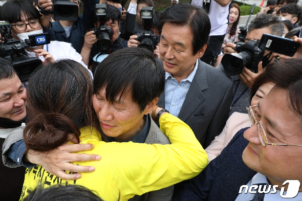 형제복지원 사건 진상규명과 과거사법 처리를 촉구하며 지난 5일부터 서울 여의도 국회 의원회관에서 고공 농성을 하던 형제복지원 피해자 최승우씨(왼쪽)가 7일 오후 농성을 끝내고 지상으로 내려온 뒤 4.9통일평화재단 안경호 사무국장과 포옹하고 있다. 2020.5.7/뉴스1 © News1 성동훈 기자