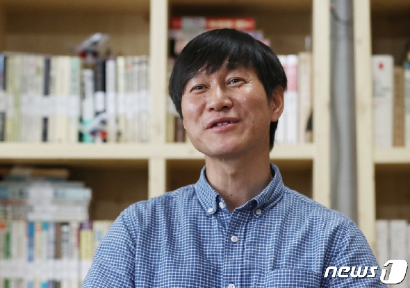 안경호 4·9통일평화재단 사무국장이 25일 서울 종로구 4·9통일평화재단 사무실에서 뉴스1과 인터뷰를 하고 있다. 2020.5.25/뉴스1 © News1 송원영 기자