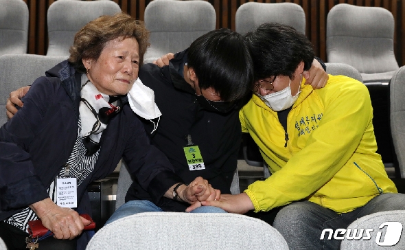 형제복지원 피해자와 안경호 국장 등이 20일 오후 서울 여의도 국회에서 열린 제378회국회(임시회) 제1차 본회의를 참관하며 진실, 화해를 위한 과거사정리 기본법 일부개정법률안이 통과하자 눈물을 흘리며 기뻐하고 있다. 2020.5.20/뉴스1 © News1 박세연 기자