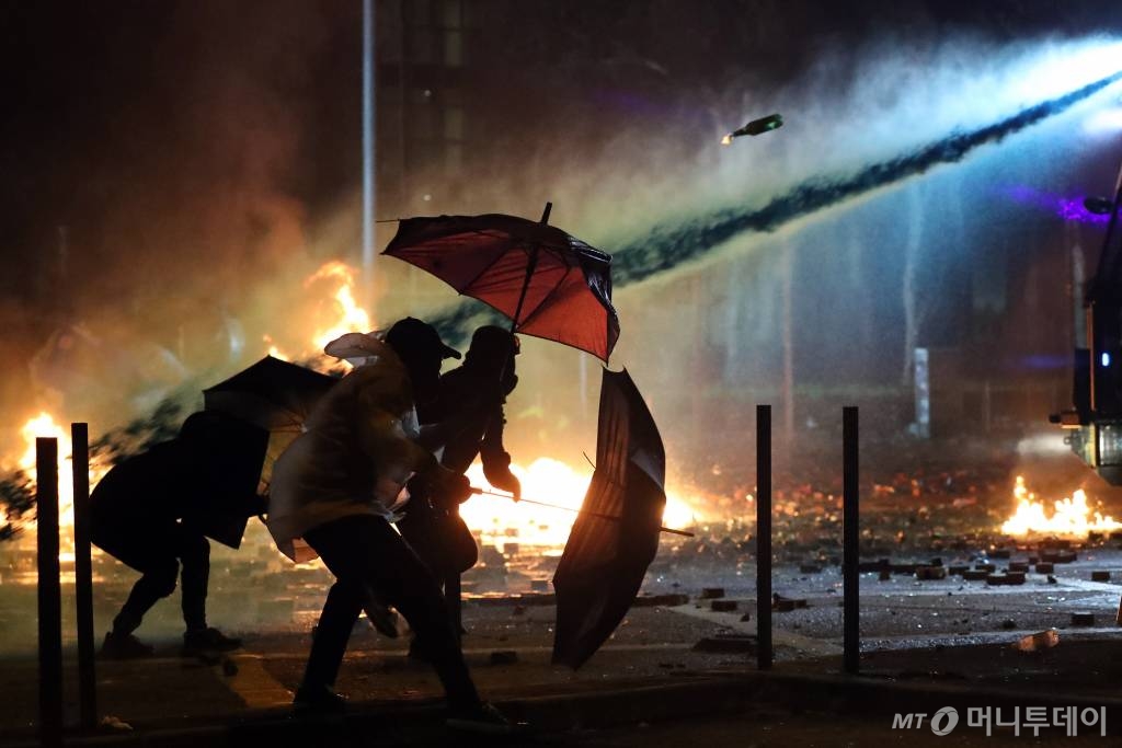18일 오전 홍콩 이공대학교에서 학생들이 경찰을 향해 화염병을 던지고 있다. 이공대학교는 홍콩 주요 대학 중 유일하게 시위대가 남아있던 곳으로 홍콩 경찰의 진압 과정에서 수십명의 부상자가 발생했다.  /홍콩=뉴스1 / 사진제공=뉴스1