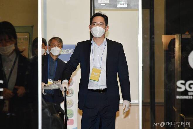 2박 3일 간의 중국 출장 일정을 마치고 귀국한 이재용 삼성전자 부회장이 지난달 19일 오후 강서구 김포비즈니스항공센터를 통해 귀국하고 있다. /사진=이기범 기자