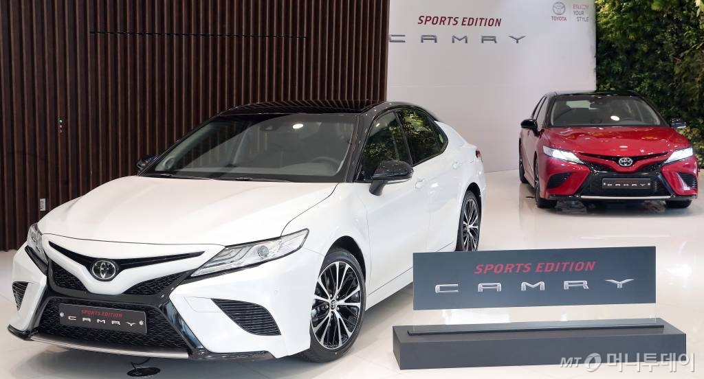 토요타 코리아가 지난 2월 14일 오전 서울 강남 전시장에서 신차 '캠리 스포츠 에디션'을 공개하고 있다.'캠리 스포츠 에디션'은 그릴과 입체적인 범퍼, 차체의 가장 바깥쪽에 배치한 사이드 그릴을 통해 역동적인 이미지를 강조한 것이 특징이다. 판매가격은 부가가치세를 포함해 모노톤 모델 3710만원, 투톤 모델 3810만원이다. 200대 한정 판매된다. / 사진=김창현 기자 chmt@