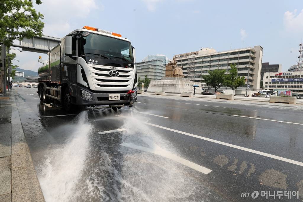 아스팔트를 식히는 물청소차. /사진=이기범 기자 leekb@