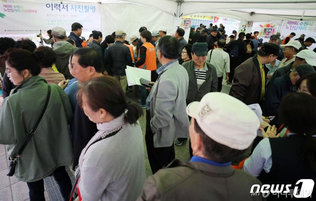 (수원=뉴스1) 조태형 기자 = 15일 오후 경기도 수원역 광장에서 열린 노일일자리 채용 한마당에서 구직자들이 일자리를 위해 줄 서 있다. 2019.10.15/뉴스1