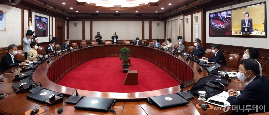2일 종로구 정부서울청사에서 열린 국무회의에 참석한 국무위원들이 정세균 국무총리의 모두발언을 경청하고 있다. / 사진=이기범 기자 leekb@