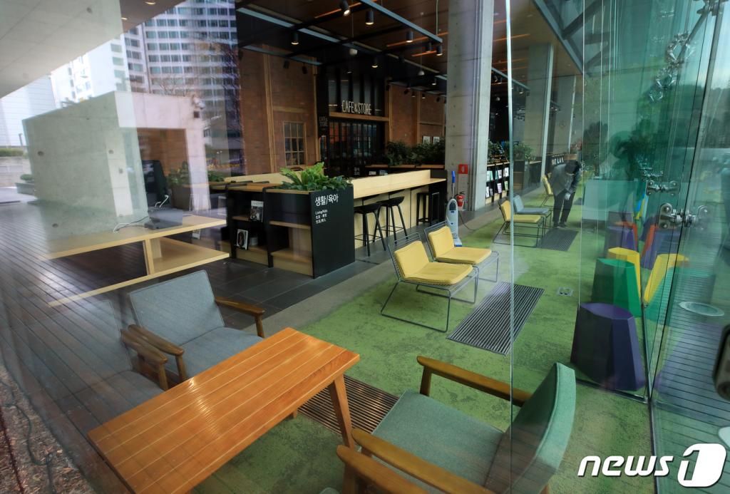 (성남=뉴스1) 구윤성 기자 = 신종 코로나바이러스 감염증(코로나19) 확진자가 1천명을 넘어선 26일 인터넷서비스 업체인 네이버가 이날부터 전직원 재택근무에 들어갔다. 네이버 관계자는 "26일부터 28일까지 필수인력을 제외한 전 직원이 분당 사옥으로 출근하지 않는다"며 "업무상 외근과 출장도 자제하도록 가이드하고 있다"고 밝혔다. 이날 경기도 성남시 네이버 본사 1층 도서관이 텅 비어있다. 2020.2.26/뉴스1