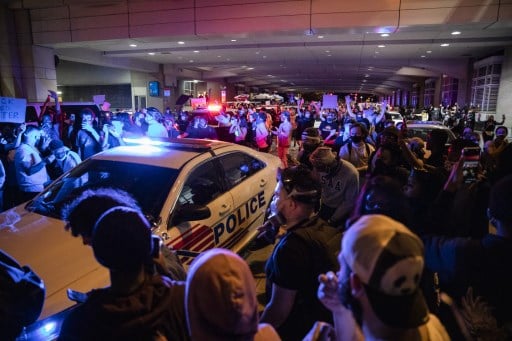 2일(현지시간) 미국 워싱턴DC 워싱턴컨벤션센터의 지하 터널을 시위대가 뚫고 지나가고 있다./사진=AFP