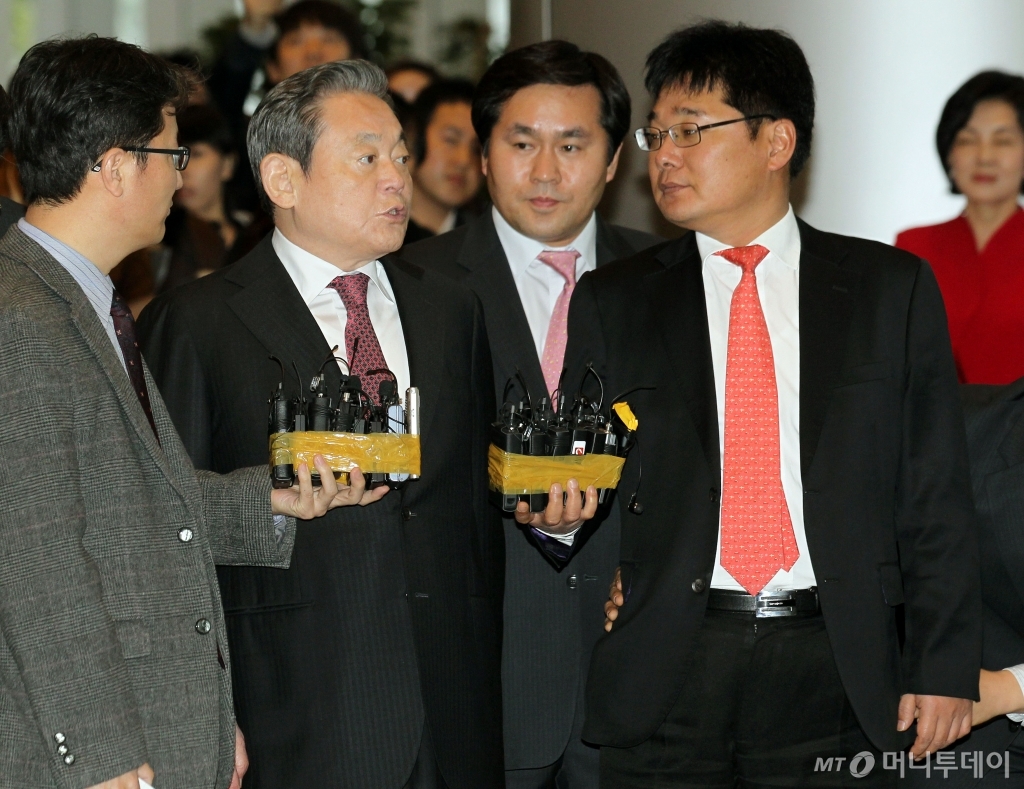 2011년 서초동 삼성전자 로비에서 자랑스런 삼성인상 시상직전 이건희 회장이 기자들의 질문을 받고 있다./사진=머니투데이 DB