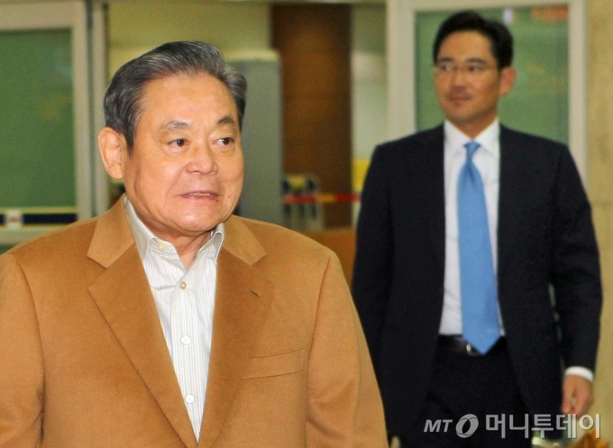 광저우 아시안게임 참관을 위해 방중했던 이건희 삼성전자 회장이 2010년 11월 17일 오후 서울 김포공항을 통해 장남 이재용 부사장 등과 함께 입국하고 있다. / 사진=이동훈 기자 photoguy@