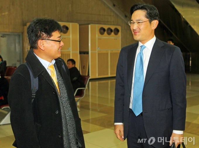 이재용 삼성전자 부회장(당시 부사장)이 2010년 11월 17일 오후, 광저우 아시안게임 참관 일정을 마친뒤 서울 김포공항을 통해 입국, 취재진과 이야기를 나누며 밝은 표정을 짓고 있다. / 사진=이동훈 기자 photoguy@