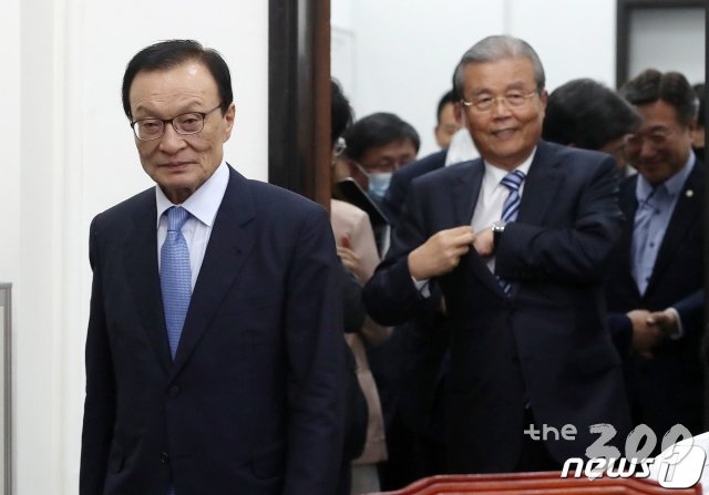 (서울=뉴스1) 박세연 기자 = 이해찬 더불어민주당 대표와 김종인 미래통합당 비상대책위원장이 3일 오전 서울 여의도 국회에서 회동을 갖기 위해 더불어민주당 당대표회의실에 들어서고 있다. 2020.6.3/뉴스1