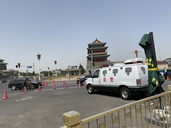 톈안먼 민주화시위 31주년 하루 전 톈안먼의 모습. 경찰의 경비가 삼엄하다/사진=김명룡
