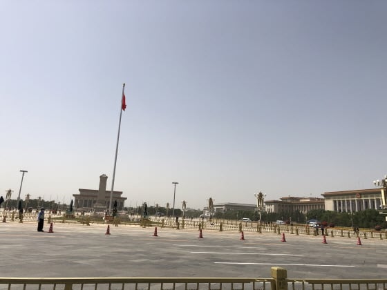 톈안먼 민주화시위 31주년 하루 전 톈안먼의 모습. 이 광장의 인민영웅기념비 탑은 학생 시위대의 최후 거점이었다./사진=김명룡