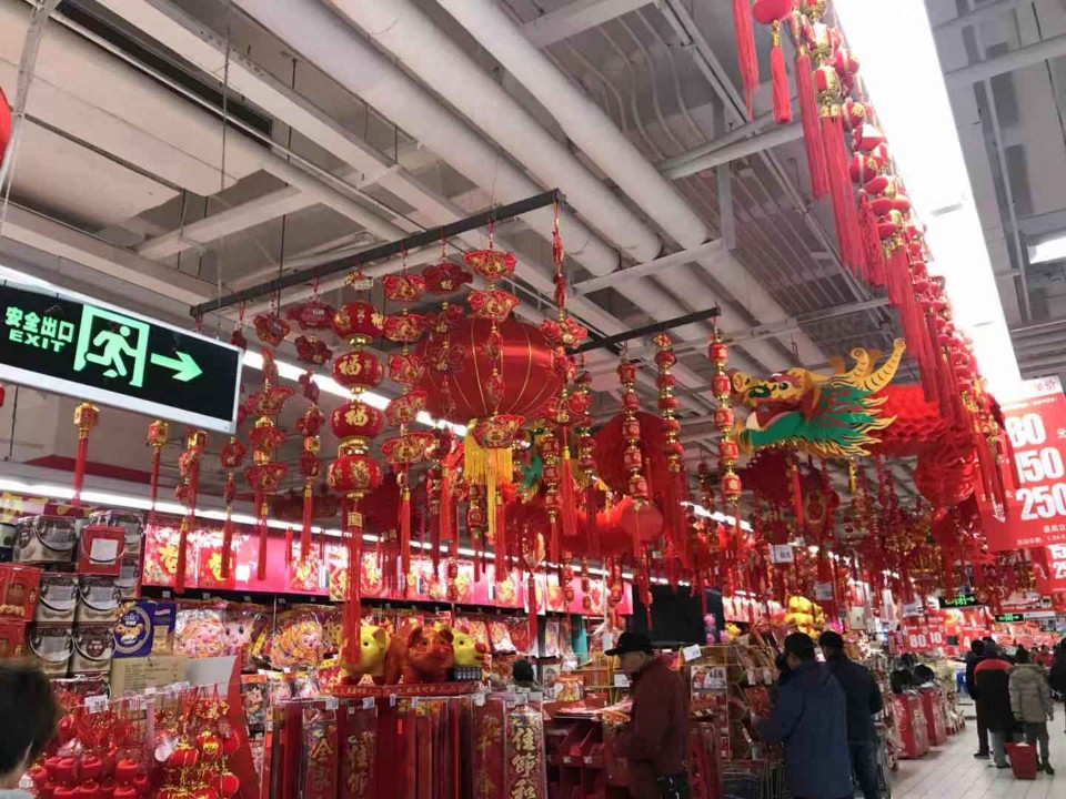 '한국 빵즈들을 밟아 죽이자'고 써붙인 중국의 한 호텔. /사진 = 웨이보