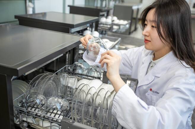 LG전자 연구원이 LG 디오스 식기세척기로 세척을 마친 그릇을 살펴보고 있다/사진제공=LG전자