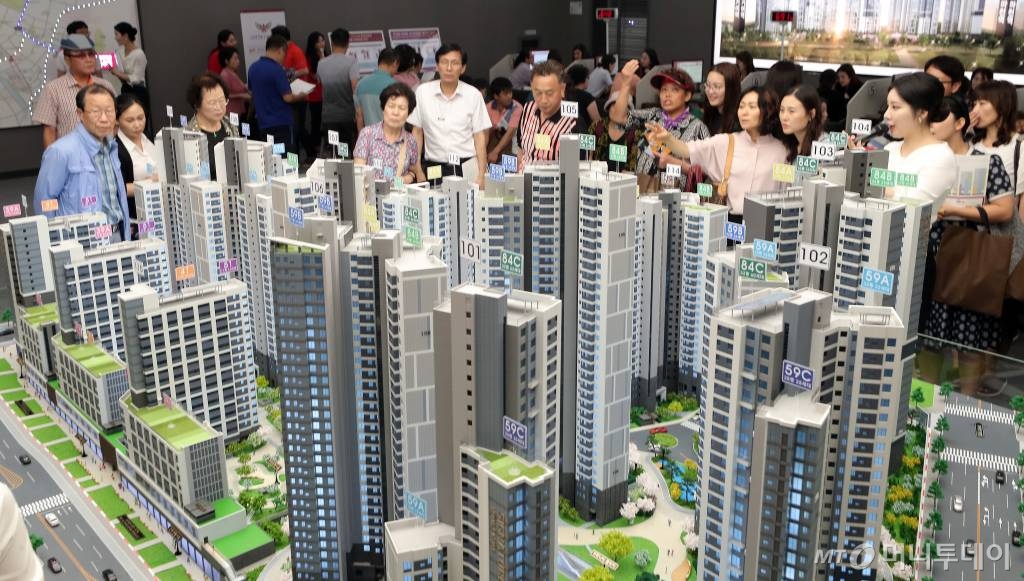 아파트를 분양받기 위해 견본주택을 둘러보는 사람들 모습/사진= 김창현 기자