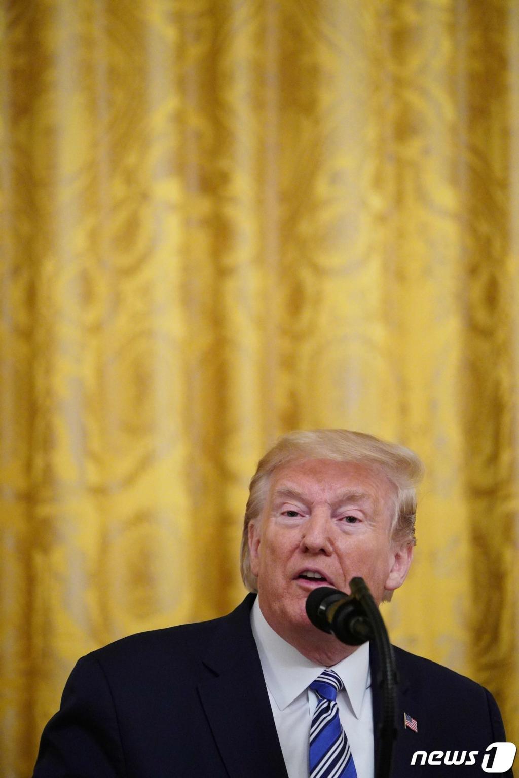 (워싱턴 AFP=뉴스1) 우동명 기자 = 도널드 트럼프 미국 대통령이 28일 (현지시간) 코로나19 팬데믹 상황 속 워싱턴 백악관에서 열린 중소기업 지원행사에 참석해 연설을 하고 있다.   ⓒ AFP=뉴스1