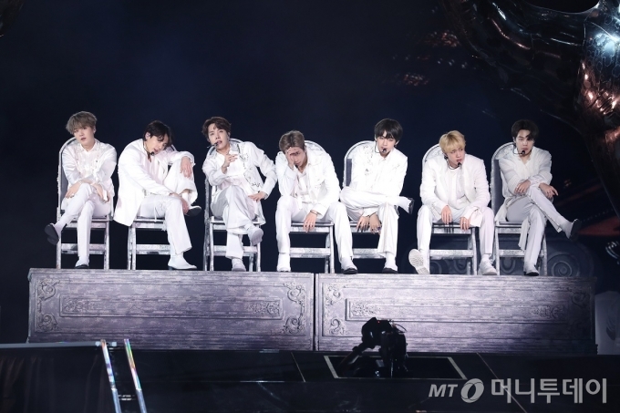 (왼쪽부터)로운, 찬희/사진=FNC엔터 홈페이지 캡처