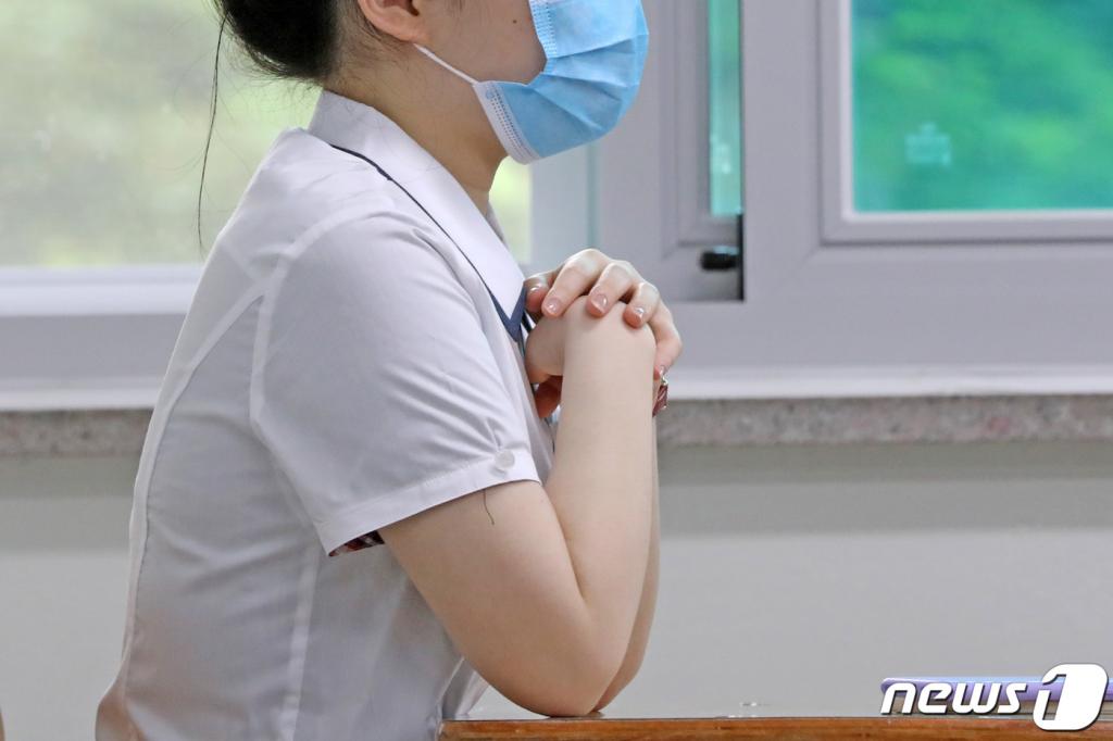 (과천=뉴스1) 조태형 기자 = 초·중·고 3차 등교 수업이 실시된 3일 오전 경기도 과천시 별양동 과천고등학교에서 1학년 학생이 하복과 덴탈 마스크를 착용한 채 수업을 듣고 있다.  이날 등교 수업 대상은 초등학교 3~4학년과 중학교 2학년, 고등학교 1학년이다. 2020.6.3/뉴스1