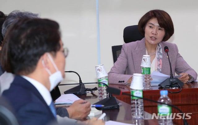한정애 더불어민주당 의원(일하는 국회 추진단장)이 이달 1일 서울 여의도 국회의원회관 제7감담회실에서 열린 더불어민주당 일하는 국회 추진단 전체회의에 참석해 현안관련 발언을 하고 있다. / 사진제공=뉴시스