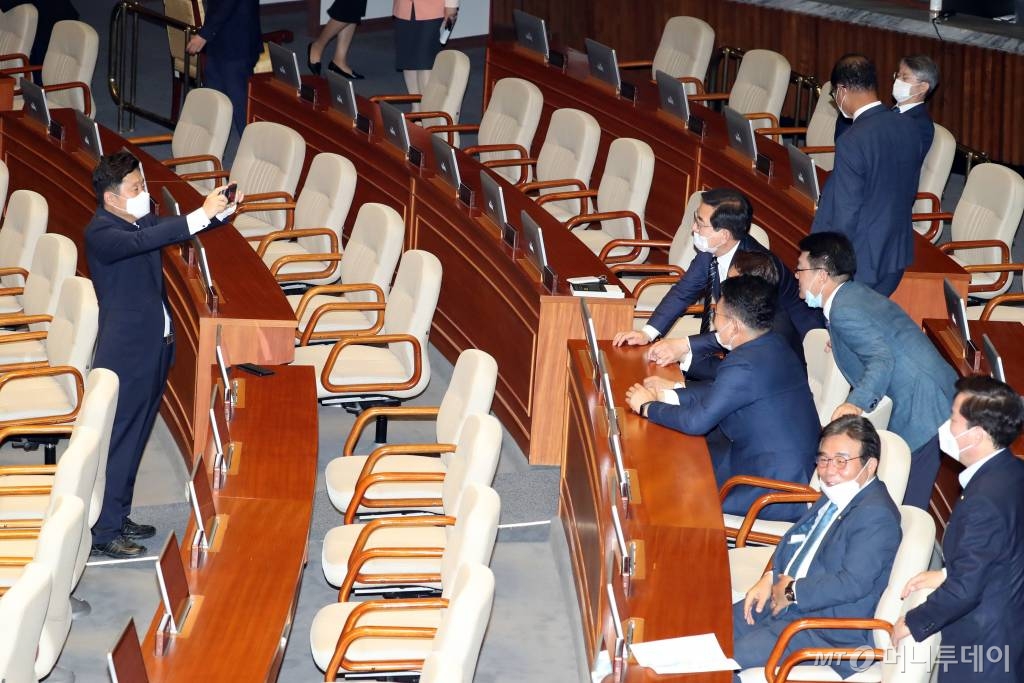 5일 서울 여의도 국회에서 열린 제21대 국회 첫 본회의에 참석한 더불어민주당 의원들이 기념촬영을 하고 있다. / 사진=이기범 기자 leekb@