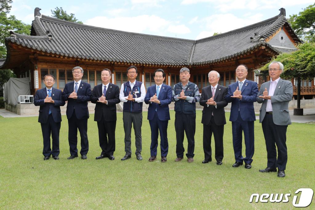 (세종=뉴스1) 장수영 기자 = 신종 코로나바이러스 감염증(코로나19) 확산으로 2021년도 최저임금을 놓고 사용자 측 과 근로자 측 모두 큰 변수가 생겼다.   30일 정부세종청사 고용노동부 내 최저임금위원회 모습.   이재갑 고용부 장관은 현행 최저임금법 시행령에 따라 오늘 또는 31일까지 최저임금위에 내년도 최저임금 심의를 요청할 계획이다.   최저임금위는 심의 요청을 받은 뒤 절차에 따라 최저임금을 의결하며 고용부 장관은 8월 5일까지 내년도 최저임금을 확정·고시해야 한다. 2020.3.30/뉴스1